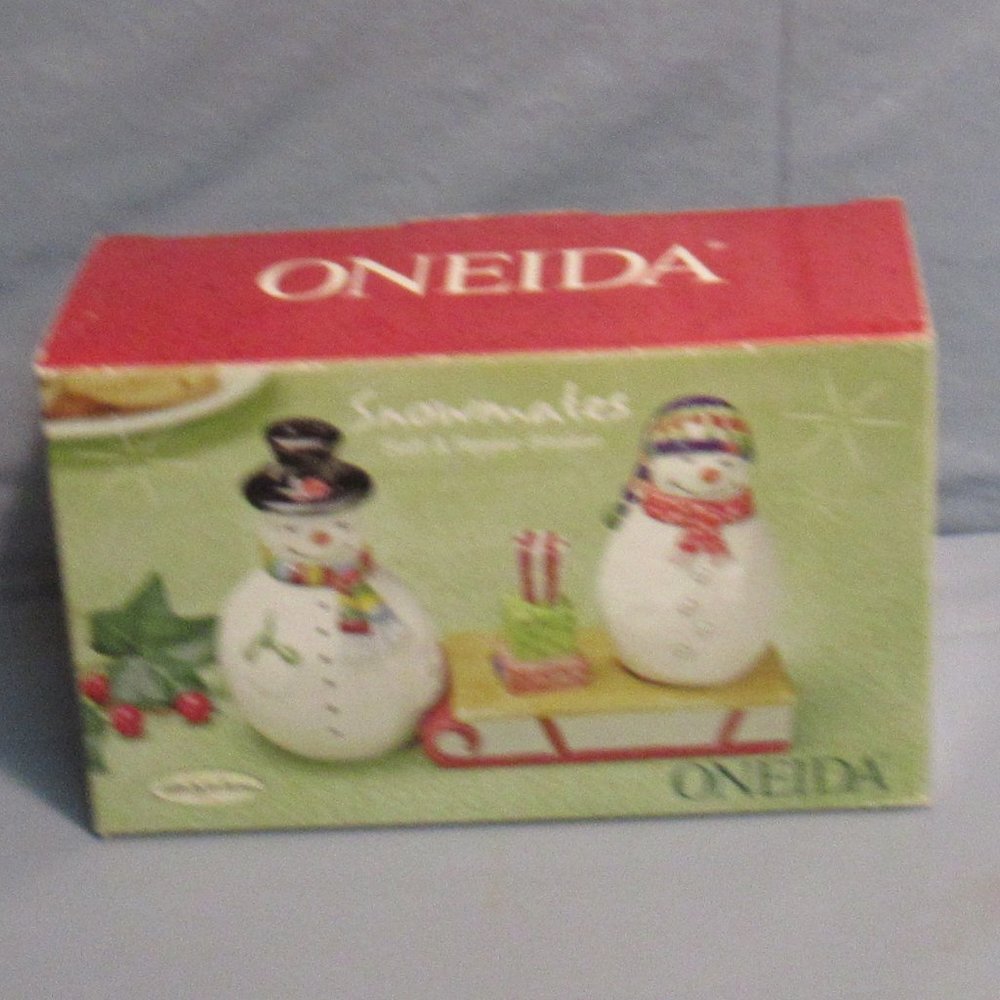 Oneida SNOWMATES 3D Salt & Pepper Shakers w/ Sled Tray DEBBIE TAYLOR KERMAN